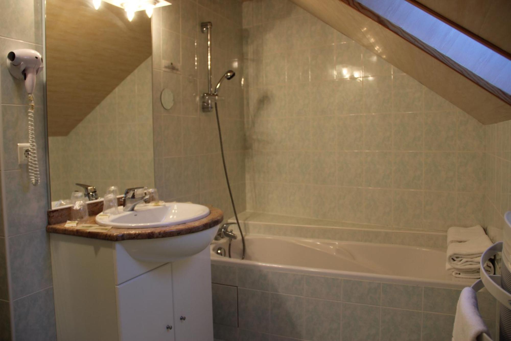 Hotel Restaurant Logis La Meridienne Anglards de Saint Flour الغرفة الصورة
